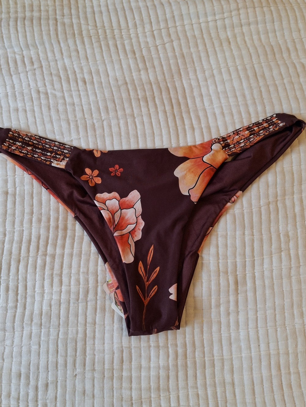 NWT Agua Bendita Polly Cocoa Bikini Swimsuit Bottom.
Size: Large